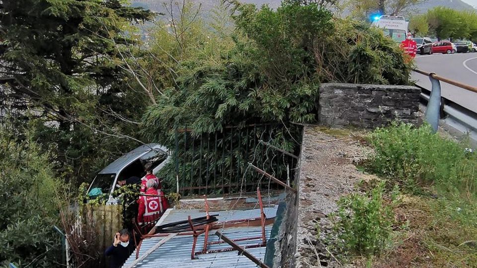 Laglio, sfonda il guardrail Auto finisce nella scarpata Laglio, sfonda il guardrail Auto finisce nella scarpata