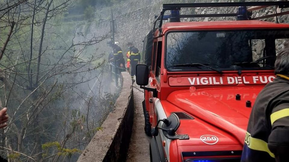 Nesso, fiamme nella valle di Nosee Arrivano volontari e pompieri Nesso, fiamme nella valle di Nosee Arrivano volontari e pompieri