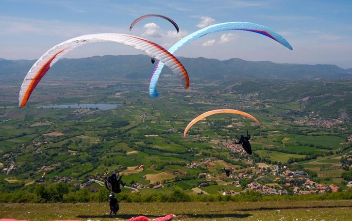 Eupilio, cade con il parapendio Uomo di 60 anni ferito sul Cornizzolo
