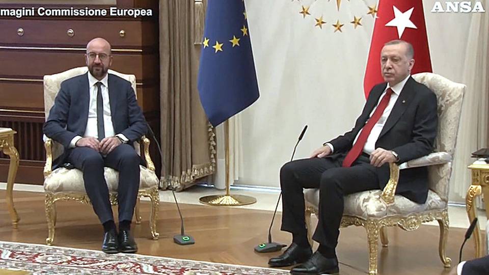 Parlamento critica 'misoginia di Erdogan e inerzia di Michel' Parlamento critica 'misoginia di Erdogan e inerzia di Michel'