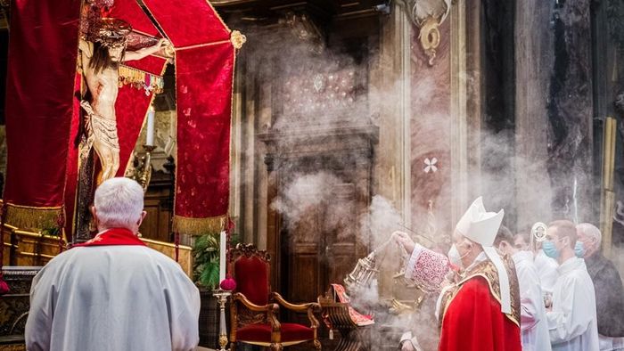 Il vescovo durante la Via Crucis «Ci si può salvare solo insieme» - Cronaca