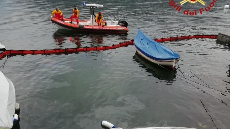 Lenno, affonda una barca Idrocarburi sversati nel lago Lenno, affonda una barca Idrocarburi sversati nel lago