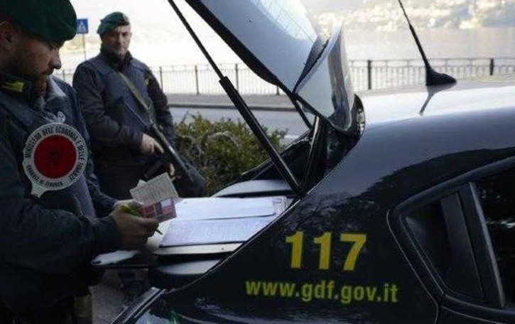 Sequestrati 7mila giocattoli in un maxi emporio di Olgiate