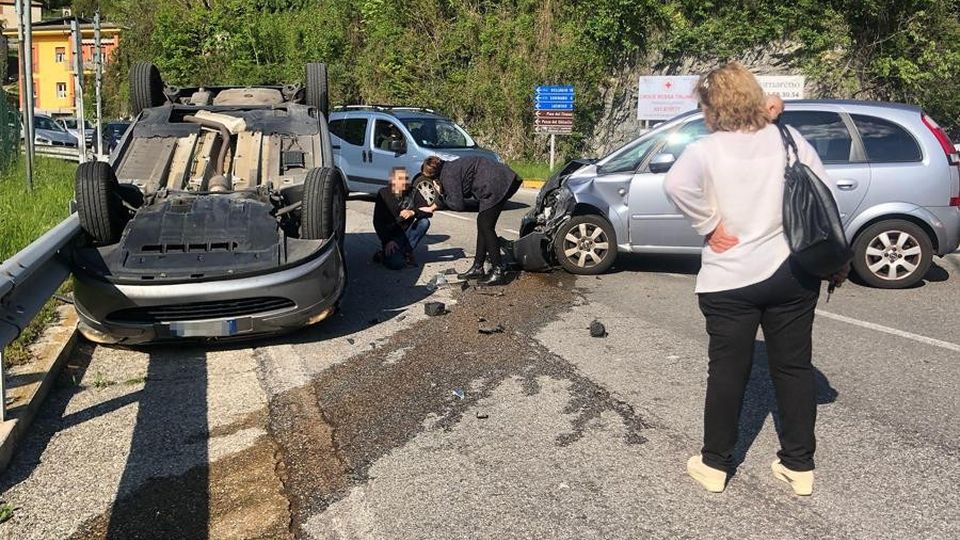 Asso, si ribalta all’incrocio Paura per giovane nell’auto Asso, si ribalta all’incrocio Paura per giovane nell’auto