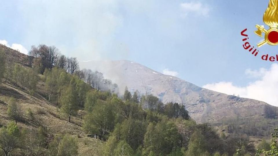 Bosco in fiamme a Garzeno Mobilitati i pompieri di Dongo Bosco in fiamme a Garzeno Mobilitati i pompieri di Dongo