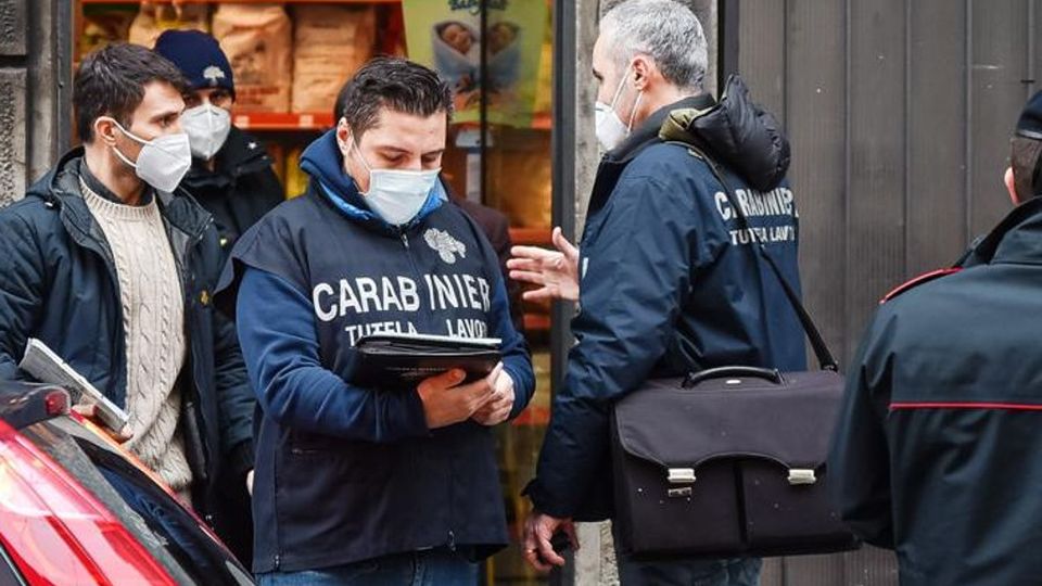 Negozio aperto in zona arancione I carabinieri chiudono l’Euronics Negozio aperto in zona arancione I carabinieri chiudono l’Euronics