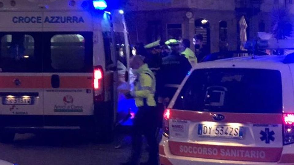Piazza Volta si riempie Scoppia subito una lite Giovane aggredito da tre ragazzi Piazza Volta si riempie Scoppia subito una lite Giovane aggredito da tre ragazzi