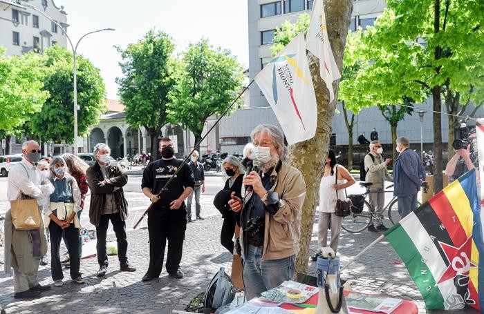 Fabio Cani, portavoce della Rete “Como senza frontiere”, ieri mattina alla manifestazione
