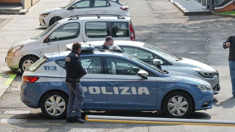 Usa un fucile ad aria compressa E colpisce tre ragazzi delle medie Usa un fucile ad aria compressa E colpisce tre ragazzi delle medie