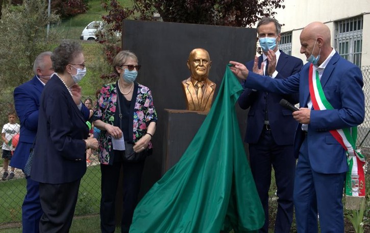 Barni, parco e busto per Albertoni «Il suo esempio è con noi»