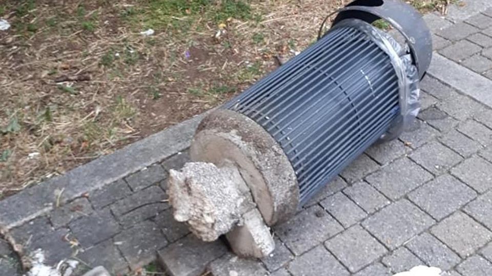 Cestini divelti e nido distrutto È caccia alla baby gang Cestini divelti e nido distrutto È caccia alla baby gang