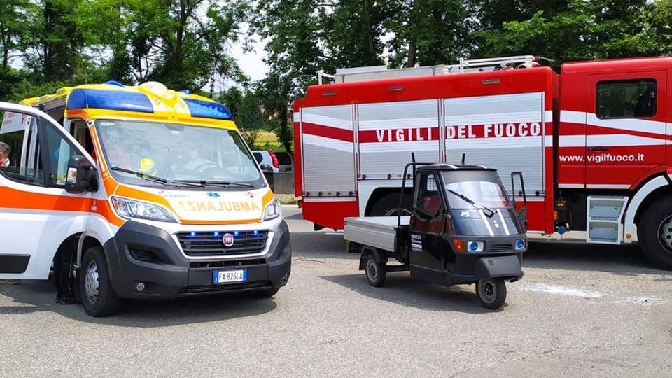 Si ribaltano con l’apecar Paura per due ragazzini Si ribaltano con l’apecar Paura per due ragazzini