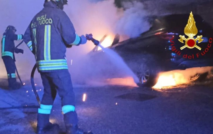 Auto in fiamme a Vertemate Niente dolo, causa accidentale