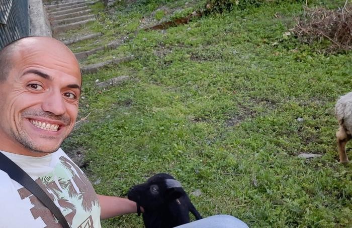 Fabio Bellini con uno dei suoi animali prima del disastro