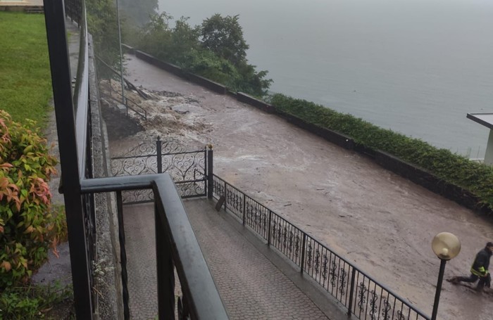 Questa la situazione lungo la Regina a Brienno. Statale chiusa