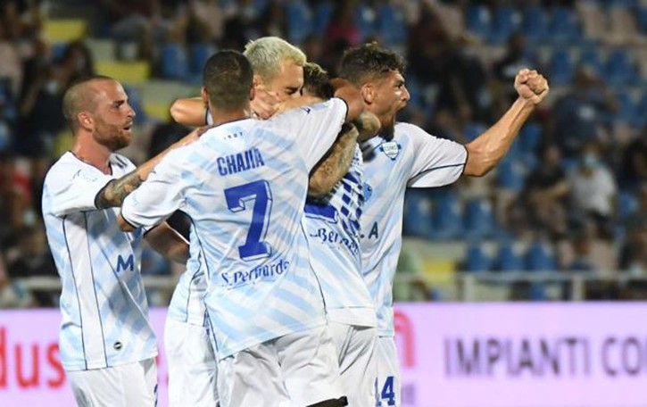 Como: gioco e grinta Doppia rimonta a Crotone