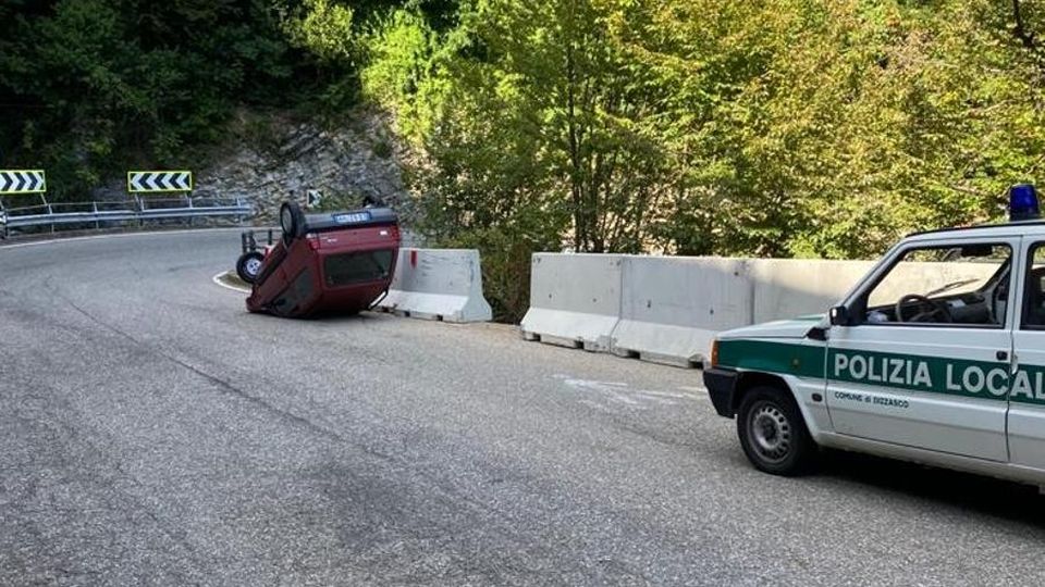 Dizzasco, auto si ribalta Feriti i due giovani a bordo Dizzasco, auto si ribalta Feriti i due giovani a bordo