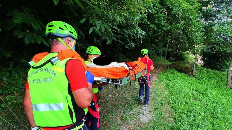 Gravedona, donna colta da malore Arriva il soccorso alpino Gravedona, donna colta da malore Arriva il soccorso alpino