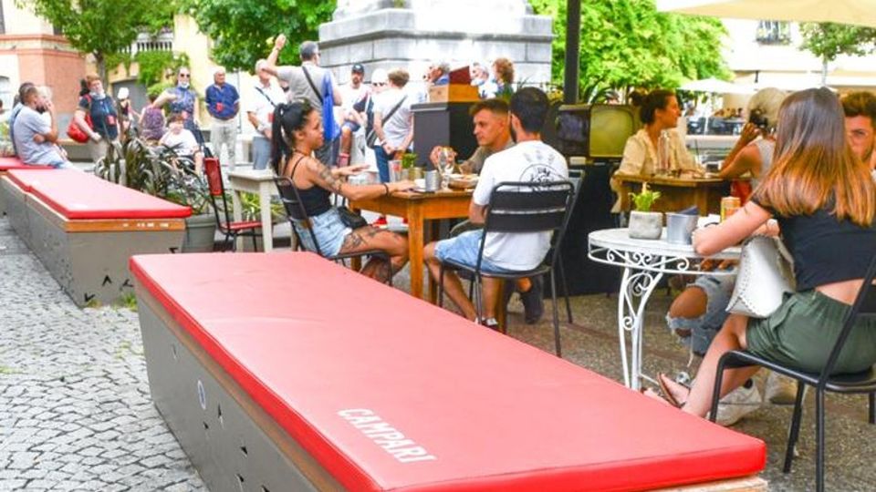 Le panchine rotte di piazza Volta «Un obbrobrio, le cambieremo» Le panchine rotte di piazza Volta «Un obbrobrio, le cambieremo»
