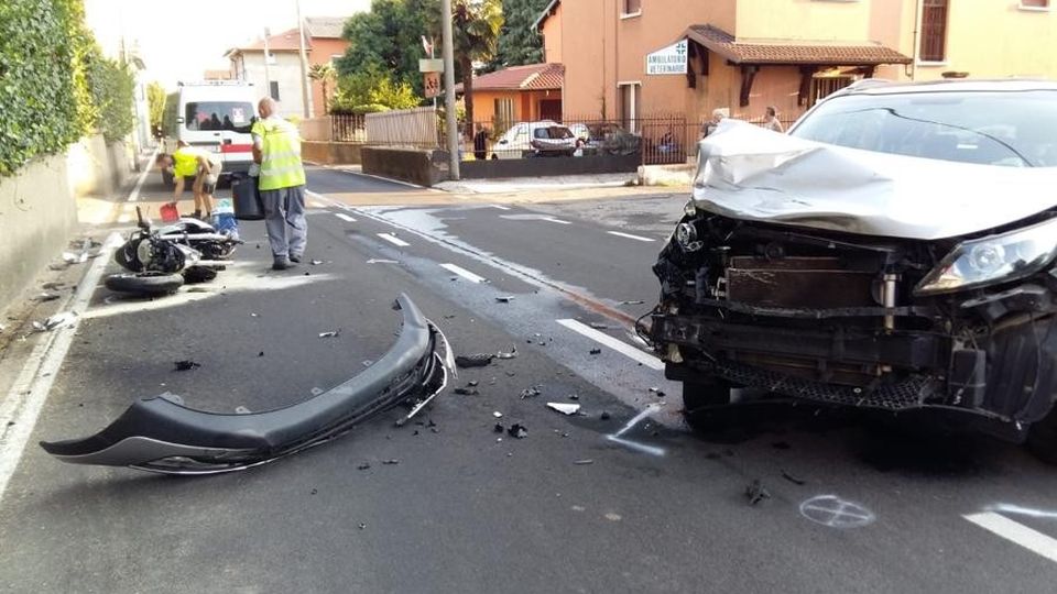 Scontro tra auto e moto Un ferito a Lomazzo Scontro tra auto e moto Un ferito a Lomazzo