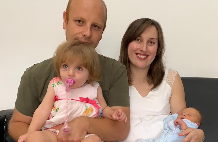 La famiglia Locatelli riunita: Luca tra le braccia di mamma Ester, Gaia in braccio a papà Roberto