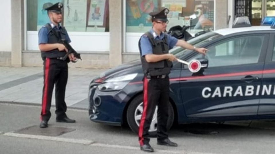 Porlezza: «Preleva e dacci i contanti» Arrestata coppia di fidanzatini Porlezza: «Preleva e dacci i contanti» Arrestata coppia di fidanzatini