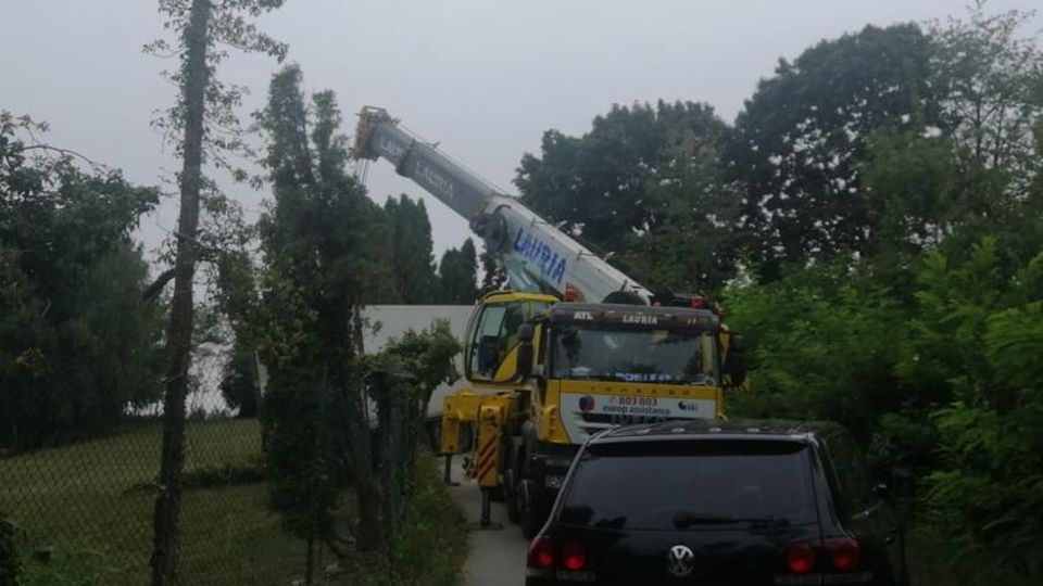 Appiano, Tir incastrato Tradito dal navigatore Appiano, Tir incastrato Tradito dal navigatore