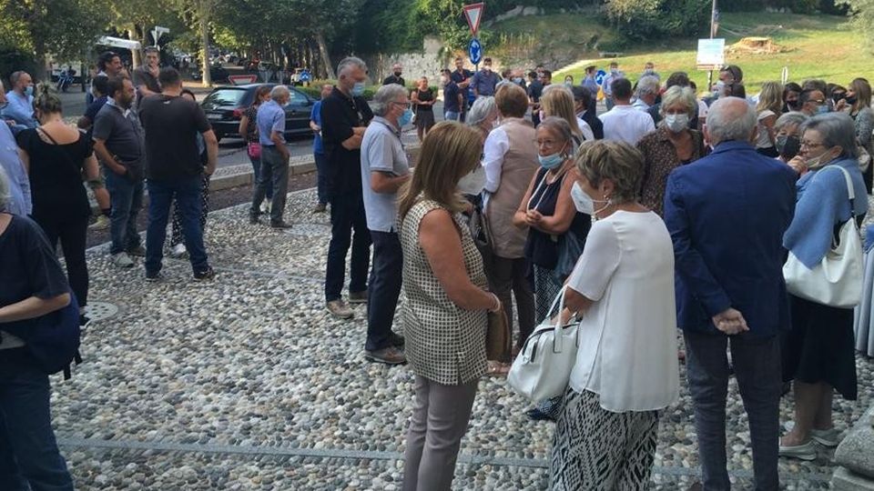 Cantù, folla per l’addio a Pigi «Altruista e sorridente, mancherai» Cantù, folla per l’addio a Pigi «Altruista e sorridente, mancherai»