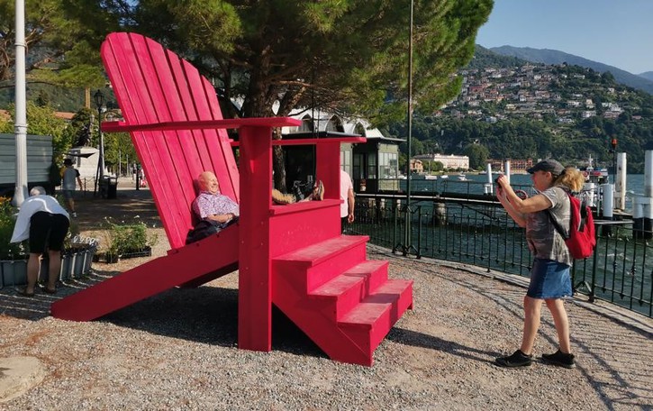 Erba, la maxi sedia acchiappa turisti «Mettiamola anche al Licinium»