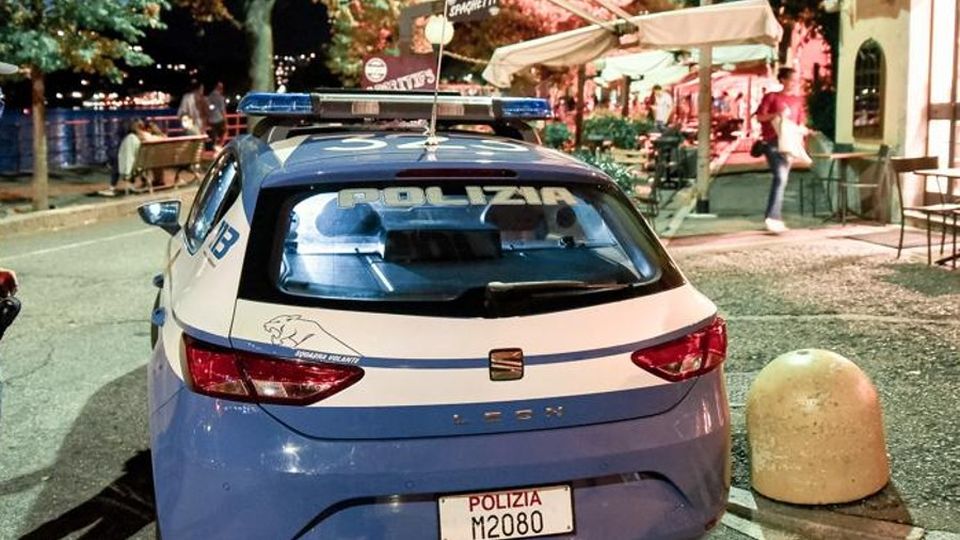 I poliziotti salvano un uomo nel lago Circondati e insultati da ragazzini I poliziotti salvano un uomo nel lago Circondati e insultati da ragazzini