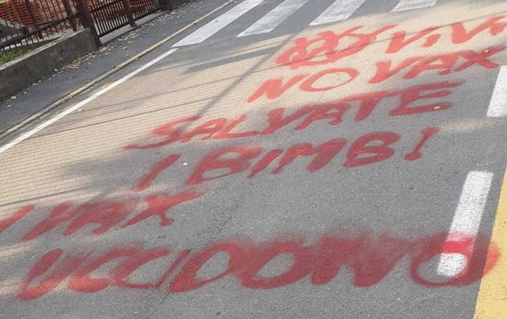 Bregnano, critiche al blitz dei “no vax” «Queste sono scritte inaccettabili»