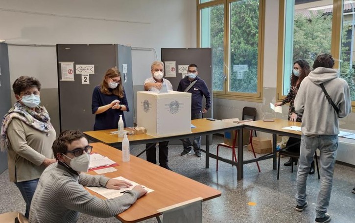Elezioni, seggi aperti fino alle 15 Ci sono già tre sindaci