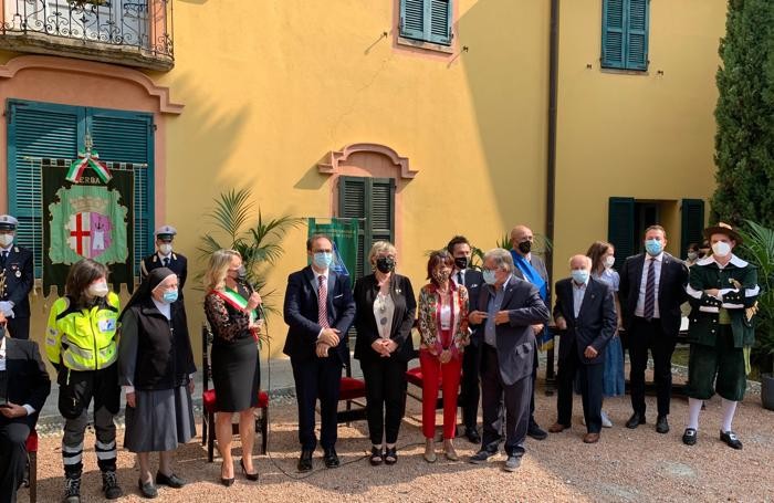 Suor Rosanna Brambilla delle suore della carità di Santa Giovanna Antida con alcuni ex alunni Istituto San Vincenzo
