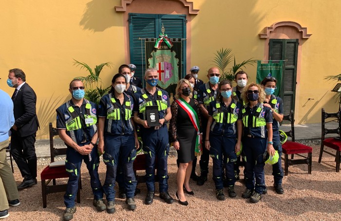 Il sindaco Veronica Airoldi con i volontari della Protezione civile Erba Laghi