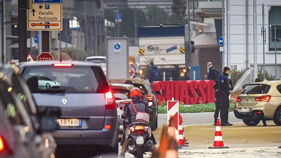 Lavoratori frontalieri Tornano i controlli ai valichi di confine Lavoratori frontalieri Tornano i controlli ai valichi di confine