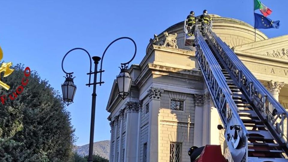 Mongolfiera urta il Tempio Voltiano Danni a un fregio e alla scalinata Mongolfiera urta il Tempio Voltiano Danni a un fregio e alla scalinata