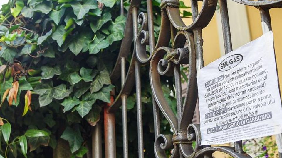Nelle case per vendere i rilevatori del gas «Parlano di un obbligo, ma non è vero» Nelle case per vendere i rilevatori del gas «Parlano di un obbligo, ma non è vero»