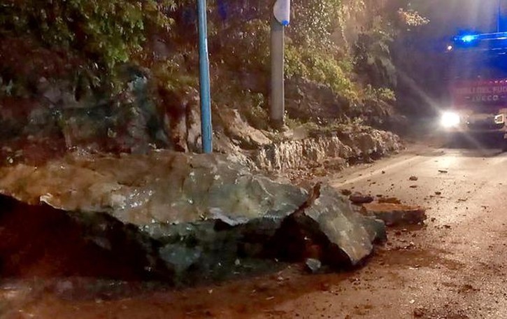 Paura a Caslino Sassi sulla strada