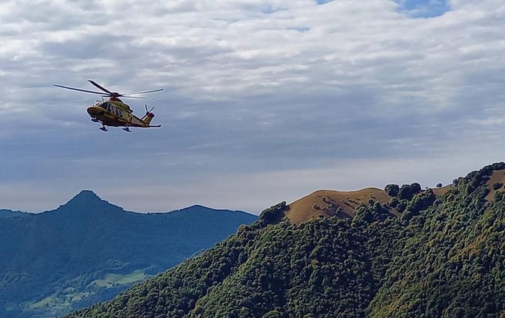 Pigra, turista scivola sul sentiero Si salva aggrappandosi a una radice