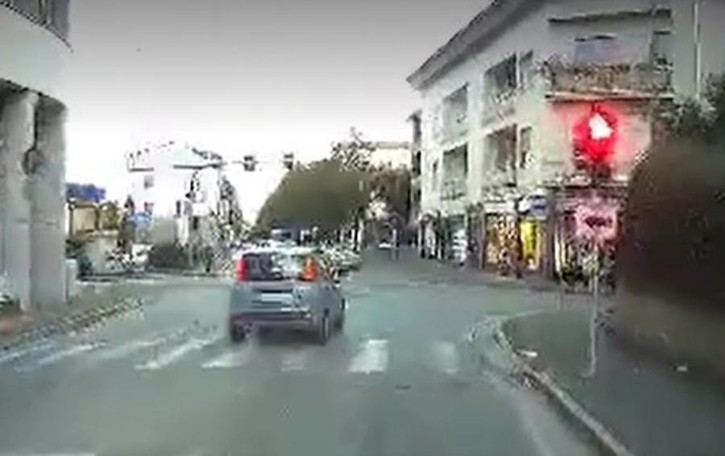 Sorpassa il furgone al semaforo Poi “brucia” il rosso: ecco il video