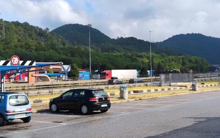 Travolta dal camion nell’area di sosta Anziana gravissima
