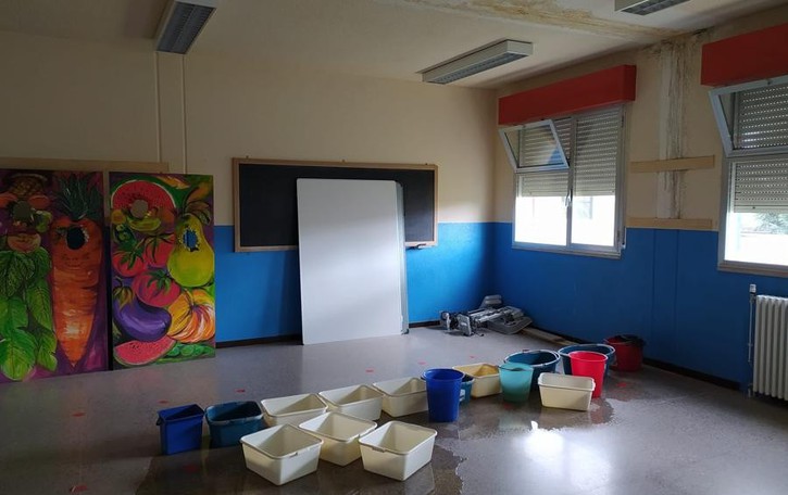 Turate, piove in aula Lezioni con le bacinelle