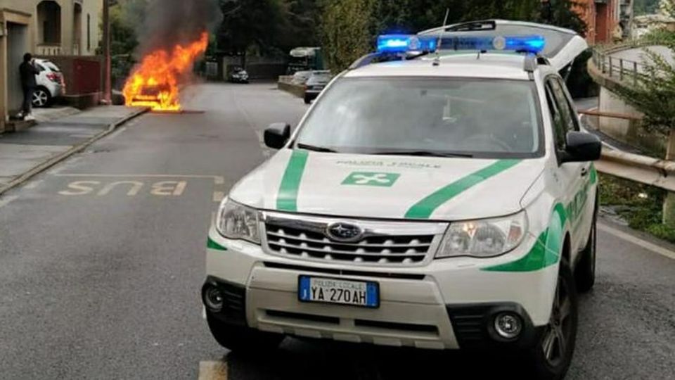 Auto in fiamme in via Brogeda Auto in fiamme in via Brogeda