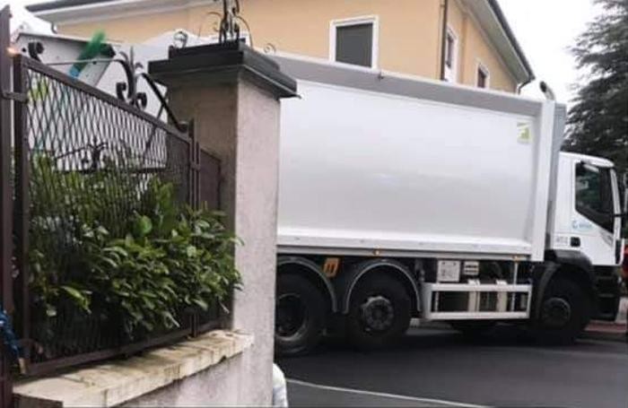 Uno dei camion che ha bloccato la strada da FB