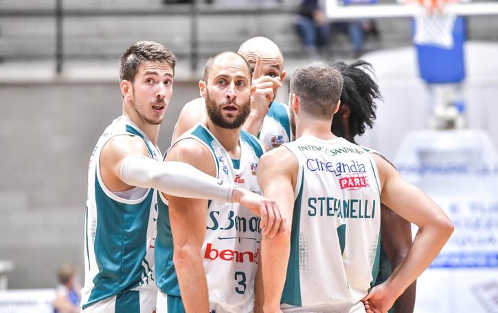 Cantù che vince, super Johnson e una prima giornata bum bum