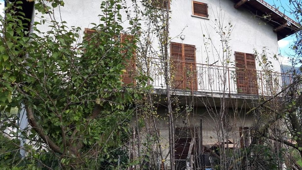 Gravedona, rapinati a 90 anni «Buttati a terra con un panno in bocca» Gravedona, rapinati a 90 anni «Buttati a terra con un panno in bocca»