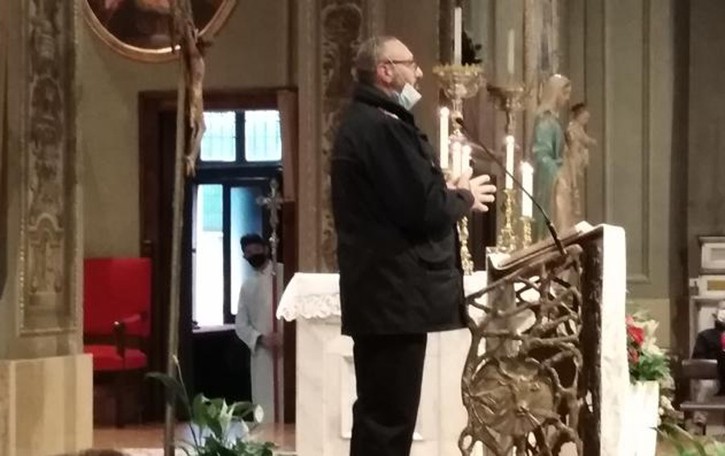 «Abbiamo arrestato un truffatore» Ma è un falso vigile che poi li deruba