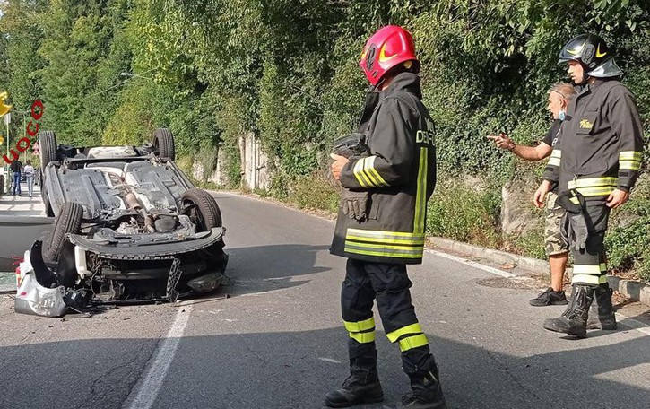 Asso, paura per due nell’auto ribaltata Canzo, auto si incendia all’improvviso