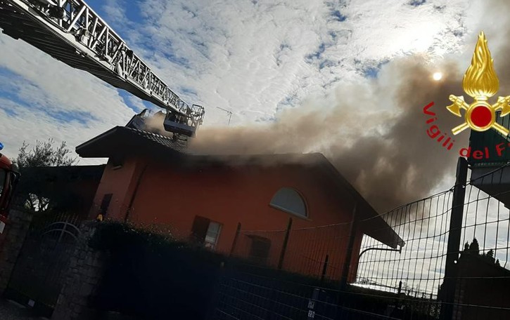 Incendio a Lurago Marinone A fuoco il tetto di una villa