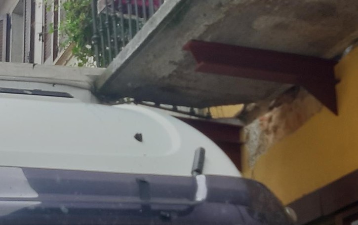 Ingannato dal navigatore Camionista colpisce il balcone